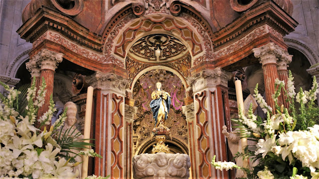 Altar mayor de una iglesia con la imagen de la virgen.