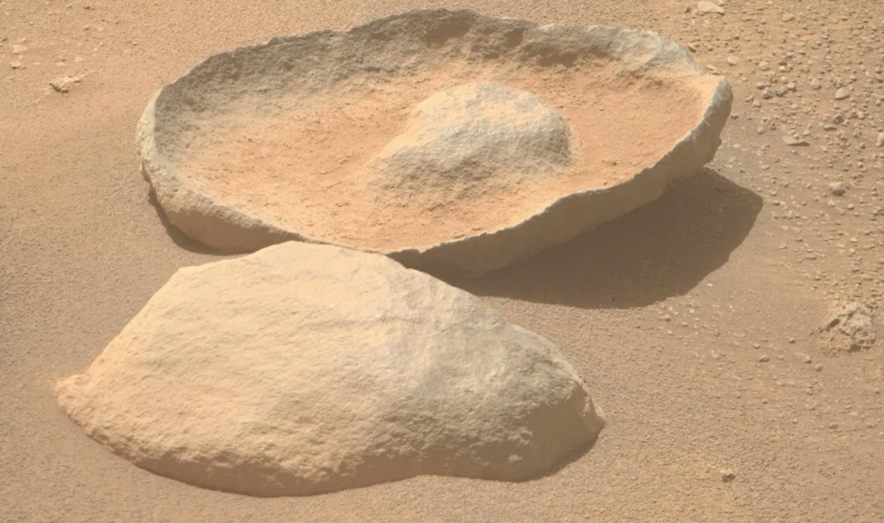 O rover de Marte da NASA fotografa rocha em forma de abacate.