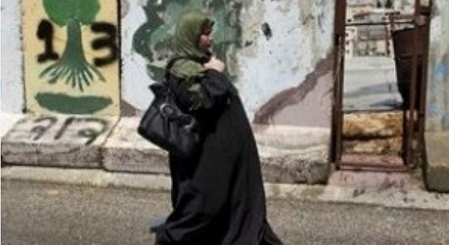 Hebaaat !!! Wanita Gaza Ini Cari Nafkah dengan Jadi Pandai Besi Yang Seharusnya Dikerjakan Oleh Lelaki