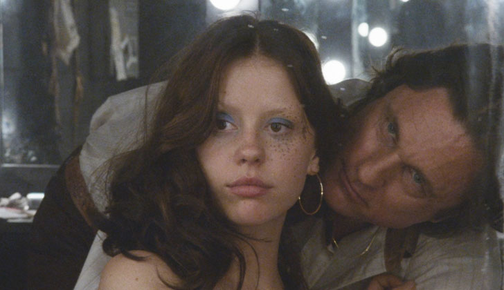 Mia Goth e Martin Henderson como Maxine e Wayne no filme 'X: A Marca da Morte'