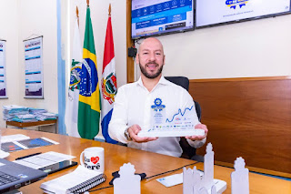 Prefeito Vinicius Claussen com o Troféu 1º de Maio, em homenagem aos trabalhadores