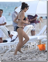 Olga-Kurylenko-Wearing-Sexy-Black-Bikini-At-The-Beach-In-Miami-02