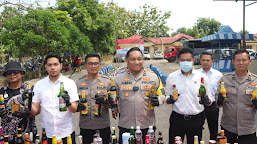  Polres Indramayu Musnahkan Botol Miras Jelang Natal dan Tahun Baru