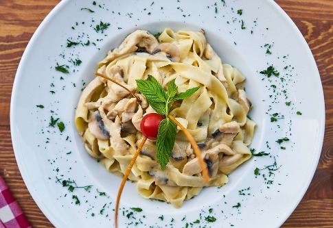 pixabay.com/en/pasta-plate-dough-carb-table-2805838