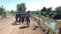 Satgas Sub 09 Sektor 22, Lakukan Penyiraman Pohon di Sempadan Sungai Cipamokolan