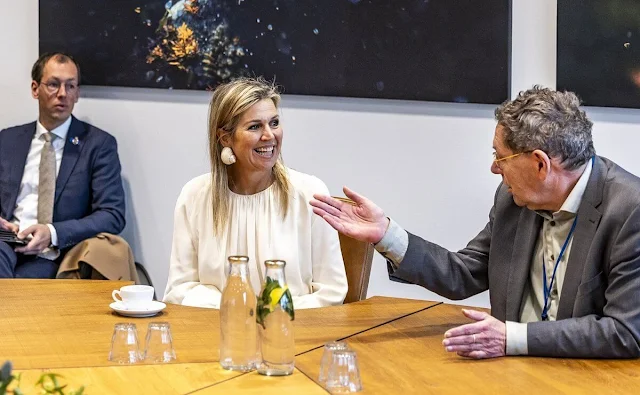 Queen Maxima wore a wool and cashmere coat by Max Mara, and a white silk blouse by Hugo Boss. Prada earrings
