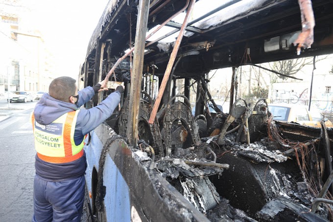  Kiégett egy busz reggel Budapesten 