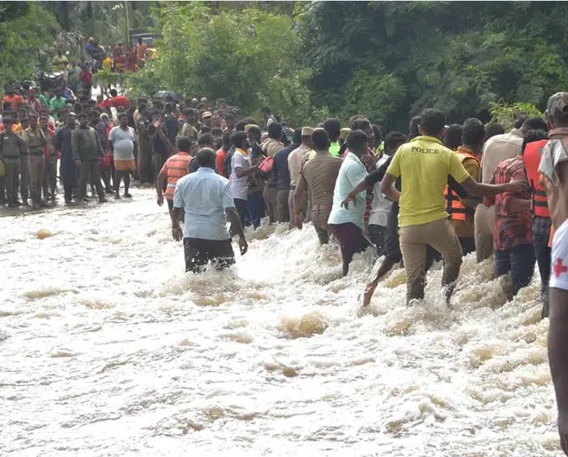    நாட்டில் நிலவிய  மோசமான வானிலையினால் 32  பேர்   உயிரிழந்துள்ளதாக  தெரிவிக்கப்படுகிறது .