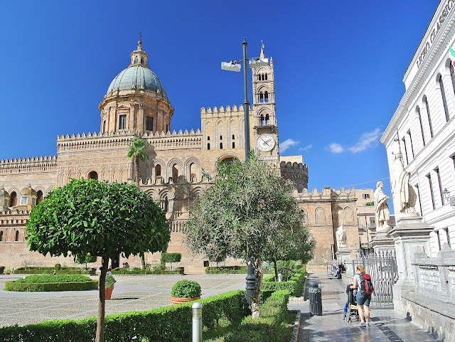 centrum Palermo, katedra, widok na dzwonnice