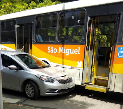 Batida envolvendo carro e ônibus da empresa São Miguel, em Resende (RJ)