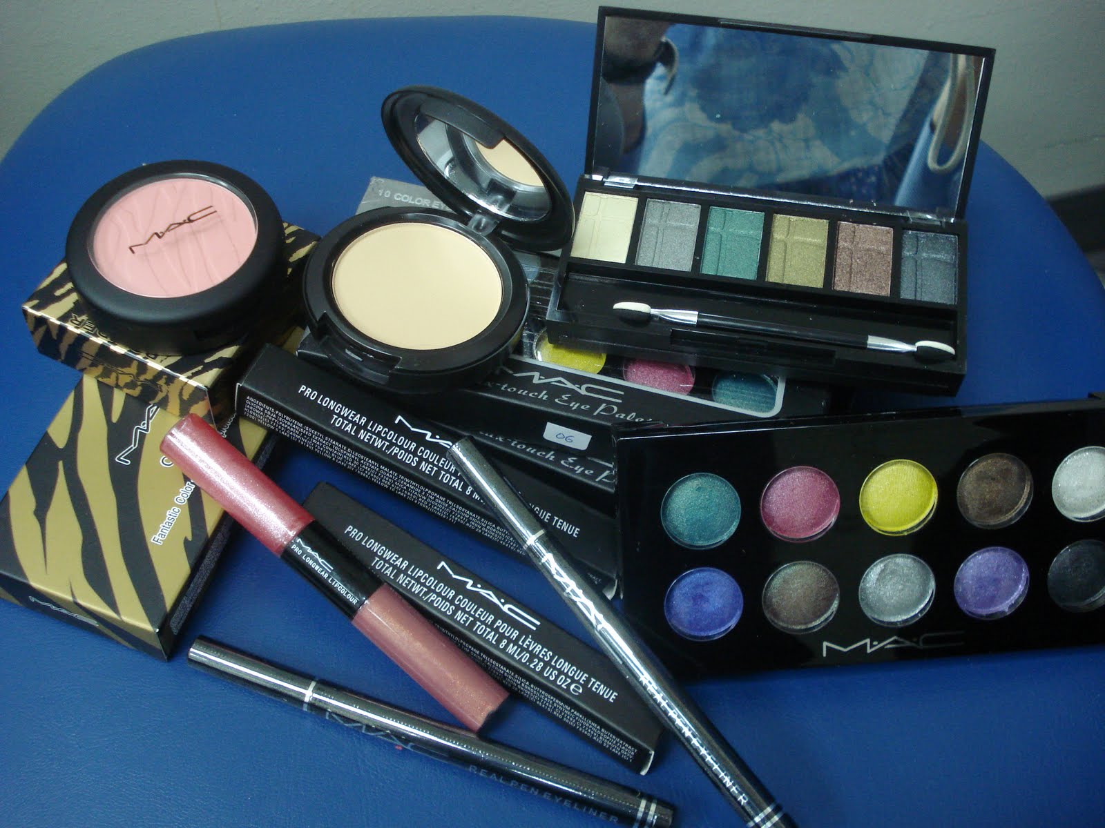 ELLA ANGGUN ALAT ALAT MAKE UP  DARI PRODUK MAC