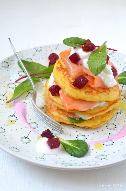 pancakes-di-patate-con-salmone-affumicato-barbabietola-e-panna-acida