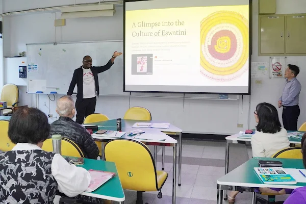 ▲大葉大學史瓦帝尼學生藍莫尼向長青大學的長者們介紹自己國家。（記者林明佑翻攝）