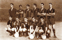 F. C. BARCELONA - Barcelona, España - Temporada 1963-64 - Sadurní, Benítez, Olivella, Eladio, Vergés, Fusté; Zaballa, Kocsis, Zaldúa, Pereda y Ré - CÓRDOBA C. F. 1 (Miralles), F. C. BARCELONA 2 (Zaldúa y Ré) - 17/05/1964 - Copa de España, octavos de final, partido de ida - Córdoba, estadio El Arcángel