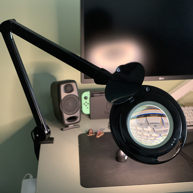 Magnifier light on desk