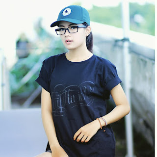 Wanita Cantik Foto Model Kaos Distro