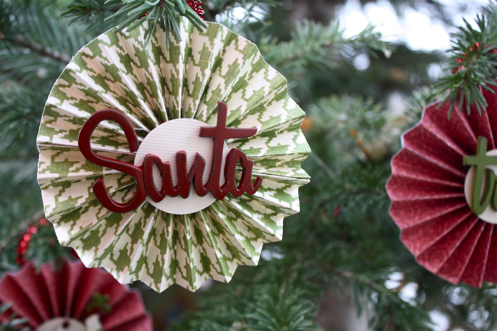 These paper medallion ornaments are such a simple, quick and ...