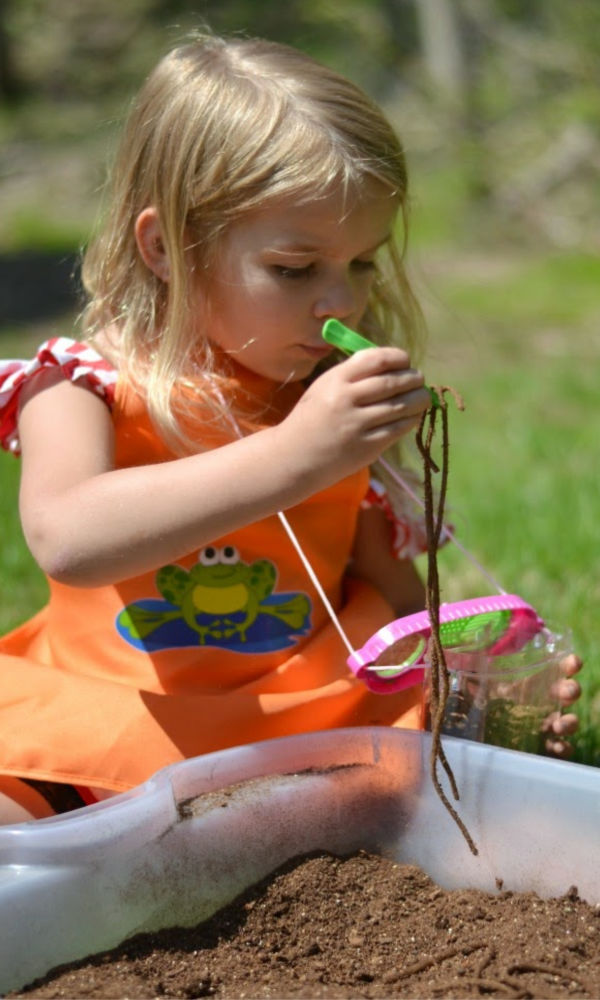 Keep them busy with a dirt and worms sensory bin!  Preschool play & learning for kids. #sensoryactivities #sensorybins #sensoryprocessingdisorder #dirtandworms #growingajeweledrose #activitiesforkids 