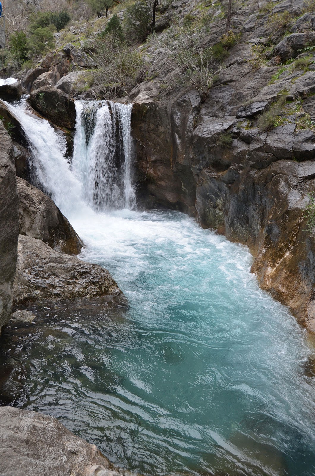 نهر يجري بسرعة