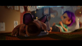 Imagen de la película en la que aparece el perro Momo durmiendo y al fondo Mai