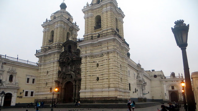 Iglesia de San Francisco con la capilla del Milagro al fondo