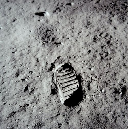 40 Unbelievable Historical Photos - Footprint on the Moon