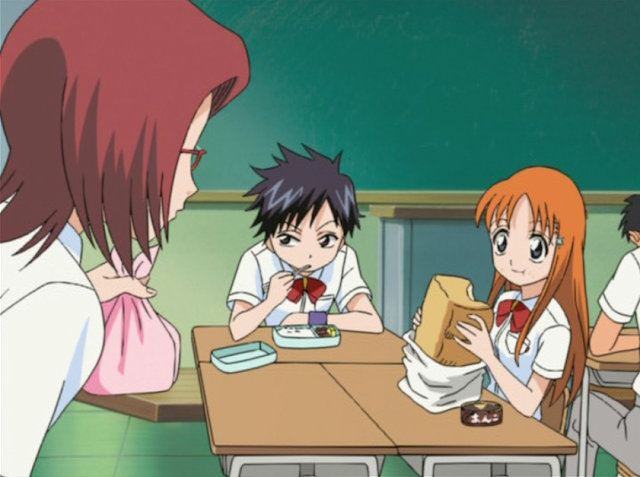 captura anime: enorme barra de pan de molde y una lata que se esta zampando Orihime , Tatsuki come un plato tradicional de bento