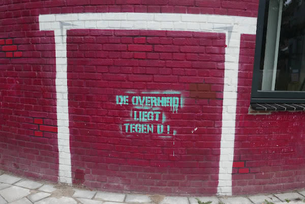 Performance Factory, Enschede, tekst op de muur: De overheid liegt tegen u!