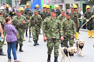 soldados en el desfile militar día de la independencia colombia bello