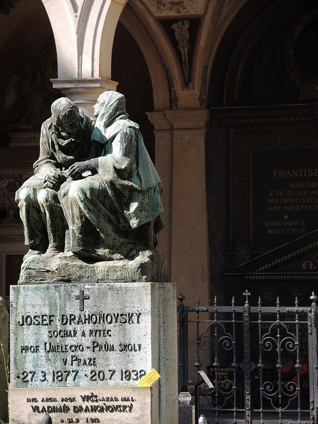 Praag: de Sint Petrus en Pauluskerk en het kerkhof er naast