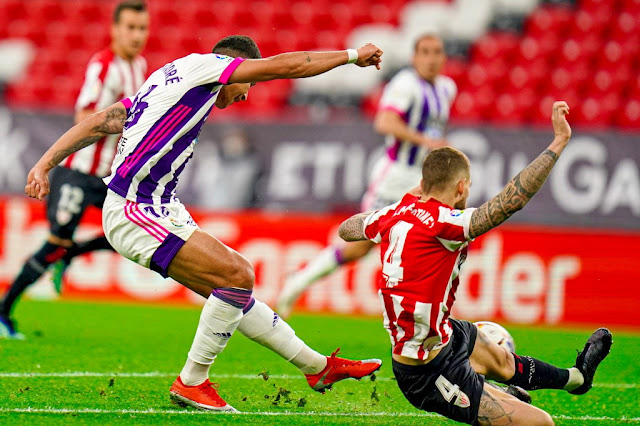 Marcos André dispara con la oposición de Íñigo Martínez. ATHLETIC CLUB DE BILBAO 2 (Morcillo, Raúl García) REAL VALLADOLID C. F. 2 (Orellana, Weissman). 28/04/2021. Campeonato de Liga de 1ª División, jornada 33. Bilbao, Vizcaya, España, estadio de San Mamés.