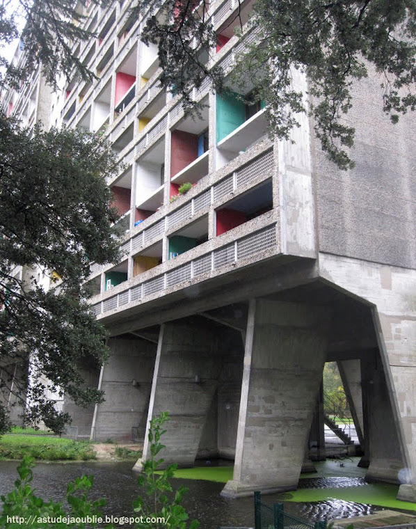 Rezé - La Maison Radieuse, Cité radieuse ou La Maison familiale.   Architecte: Le Corbusier  Construction de 1953 à 1955.      Deuxième des quatre unités d'habitation construites en France avec Marseille, Briey et Firminy.
