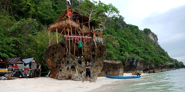 Pesona Pantai Lakadao di Sulawesi Tenggara