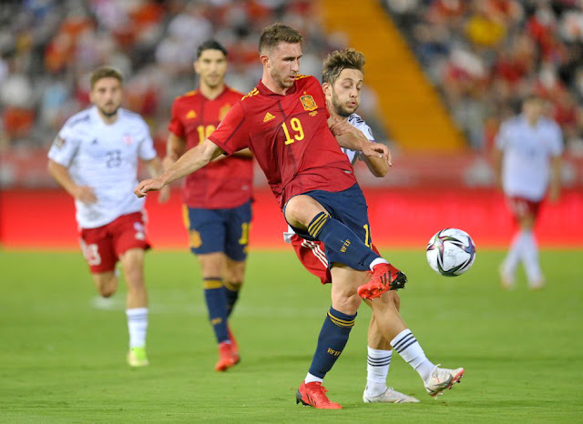 Aymeric Laporte con Giorgi Zaria. SELECCIÓN DE ESPAÑA 4 SELECCIÓN DE GEORGIA 0. 05/09/2021. Copa del Mundo Catar 2022, fase de clasificación, Grupo B. Badajoz, España, estadio Nuevo Vivero.