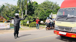 Kapolda Sumsel A Rachmad Wibowo Berlakukan Satu Arah Untuk Urai Kemacetan Di Banyuasin.