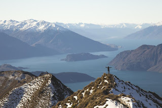 Le Christ rédempteur sur la montagne regardant la mer