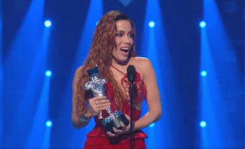 Anitta recebe o troféu astronauta no VMA