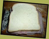 Piccoli sandwich con prosciutto cotto e patè di olive (4)