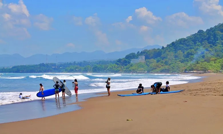 Obyek Rekreasi Pantai Pelabuhan Ratu Jawa Barat