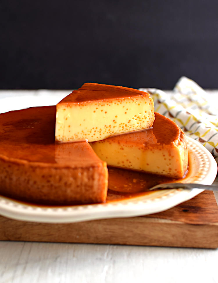 Quesillo venezolano tradicional con huequitos