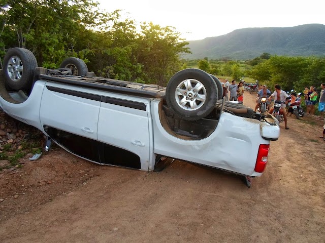 Veiculo capota na zona rural de Riacho de Santana/RN