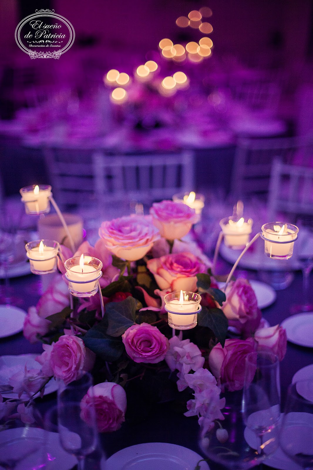 Dos cestas de mimbre decorativas en un bonito estilo rosa claro con una  decoración original hecha de flores y encajes elegante decoración floral en  cestas hechas a mano