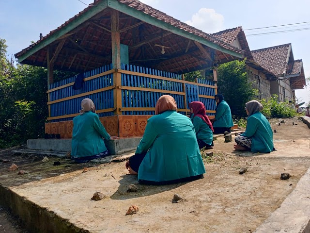 KKNS 02 ADAKAN ZIAROH KUBUR (BHUJUK) SHOLEH DSN. BESABE