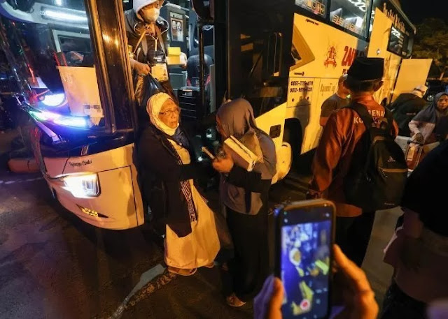 Tangis Haru Iringi Kepulangan Jemaah Haji Kota Kediri, Satu Dirawat di RSUD Gambiran