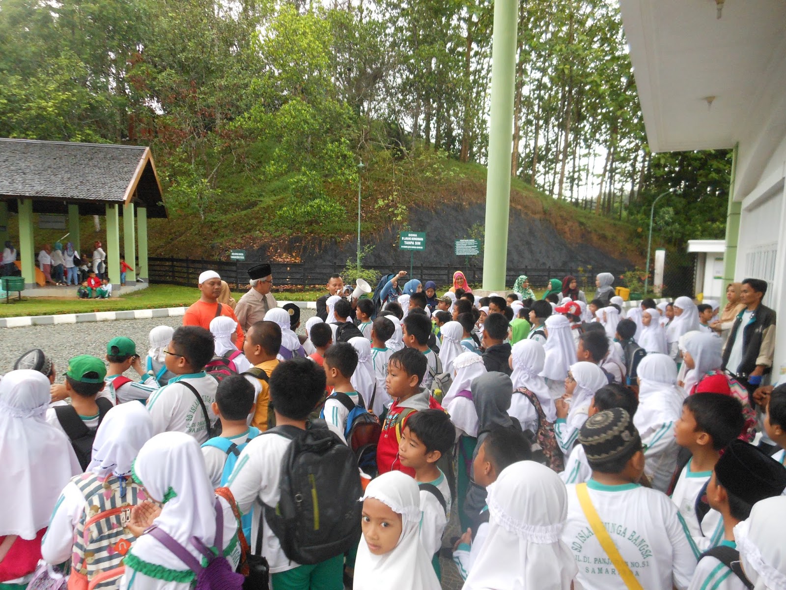 Selasa 15 Desember 2015 Siswa i SD Islam Bunga Bangsa Kelas 3 dan 4 mengadakan Wisata Belajar ke D Kukar Zona yang berlokasi di Kompleks Stadion Aji
