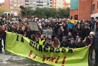 Medio millar de manifestantes protesta por el posible cierre del colegio La Milagrosa