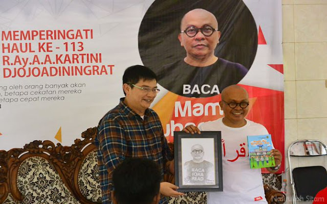 Penyerahan cinderamata oleh Pak Endaryono kepada Kang Maman