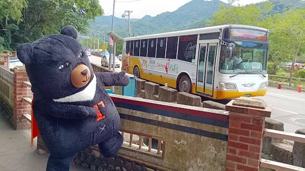 ▲喔熊組長歡迎大家把握今年夏天到參山旅遊，順道到遊客中心跳舞，吃冰清涼一夏！（記者林明佑翻攝）
