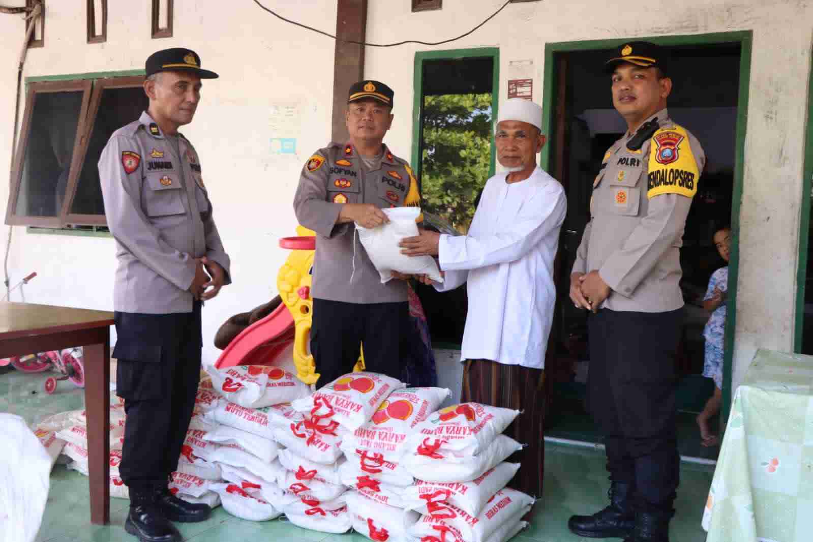 Safari Ramadhan, Kembali Polres Serdang Bedagai Bagikan Bansos Kepada Warga Kurang Mampu