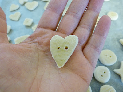 How to make salt dough buttons, hand shaped into rounds, hearts and stars. www.secondhandsusie.blogspot.com 